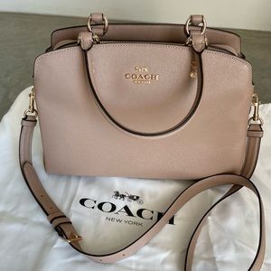 New w/o tags! Coach Leather Lillie Caryall in Taupe.